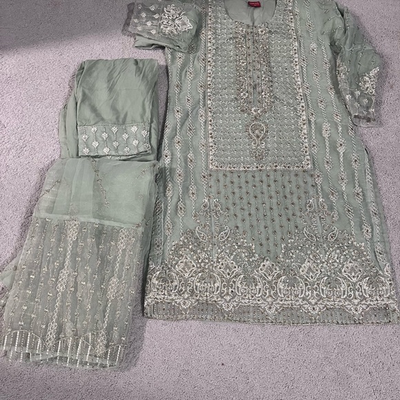 salwar kameez - Picture 2 of 3